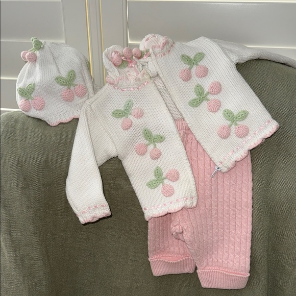 Hartstrings Other - Hartstrings Baby White and Pink Knit Set